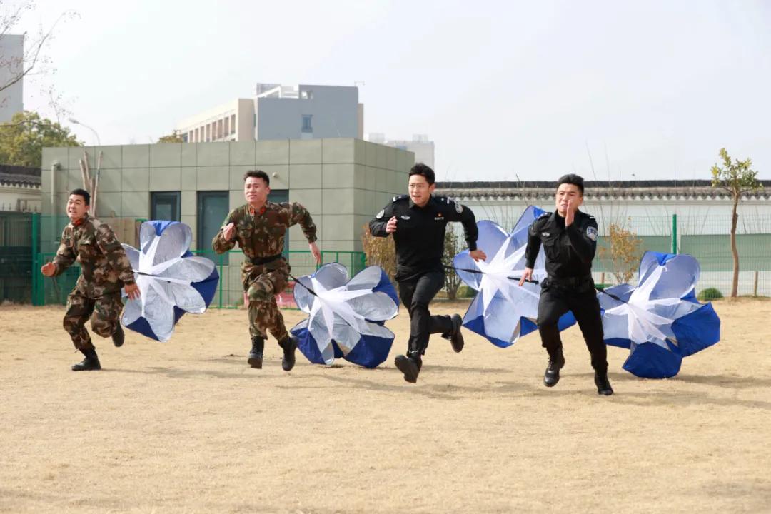 越是关键时期越是考验担当,越是关键时刻越要坚持