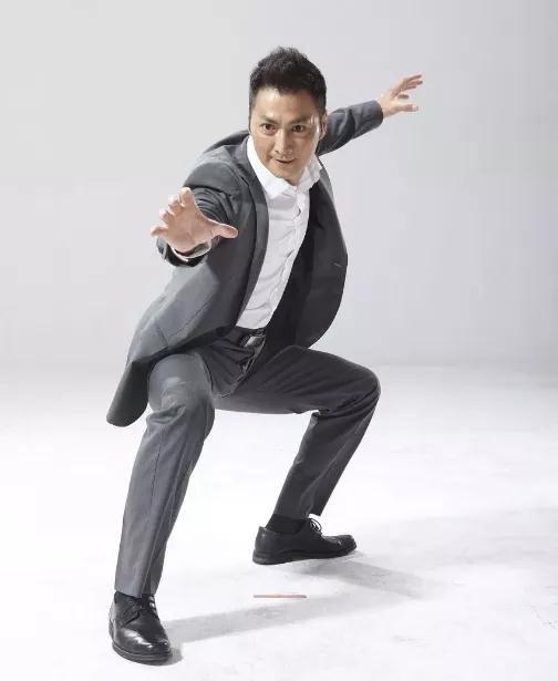 何家劲62岁帅气视频,年轻时的何家劲到底有多帅