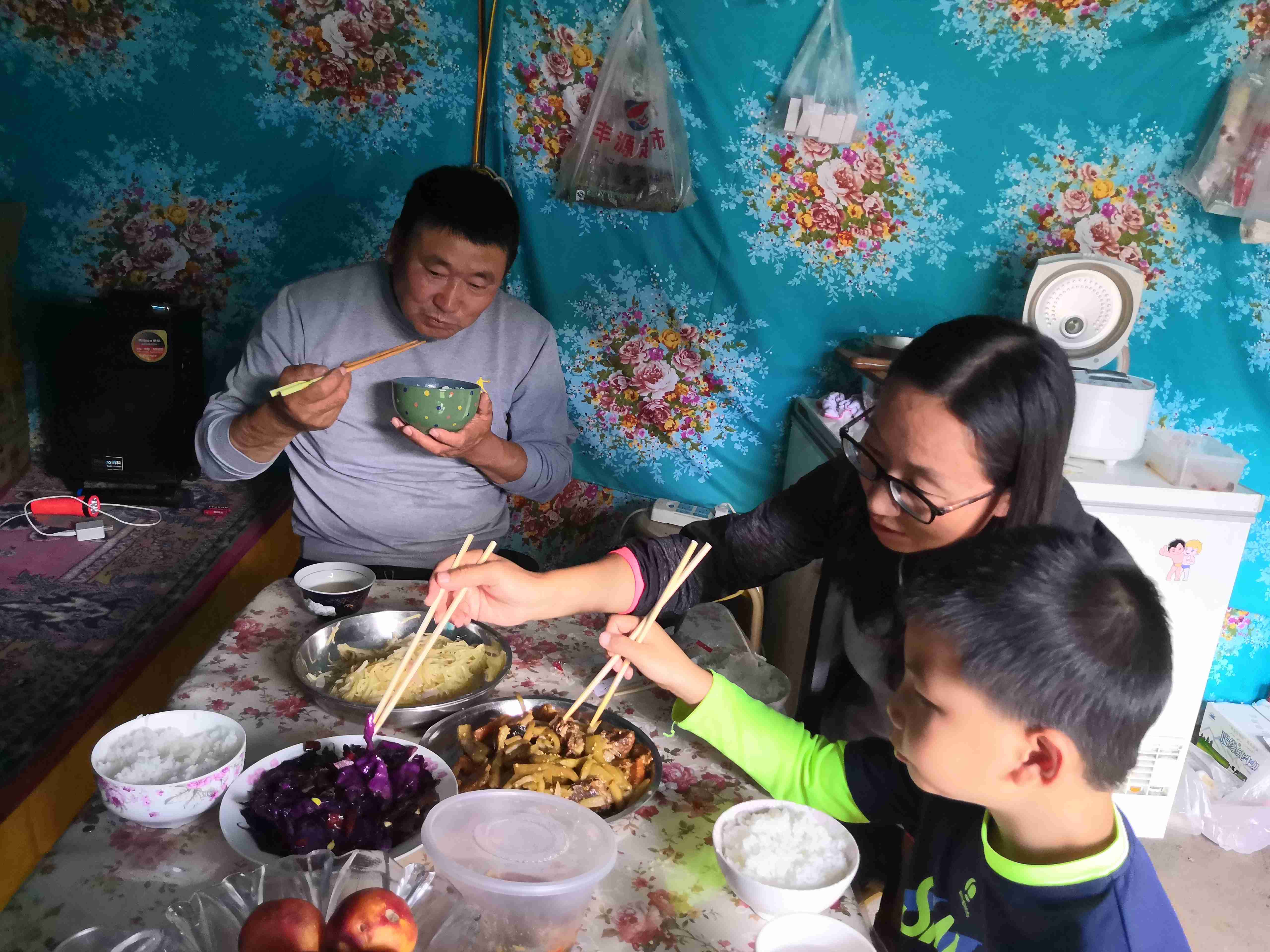 与*疆新**旅店老板共餐，直夸我土豆丝炒的好吃，后请我吃羊肉大餐