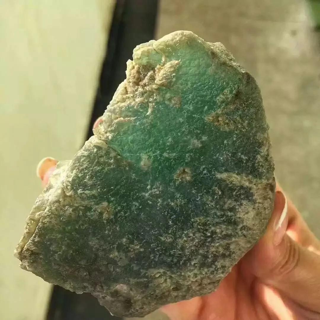 翡翠从原石到成品，需要经历八大步骤，一步出问题就损失严重