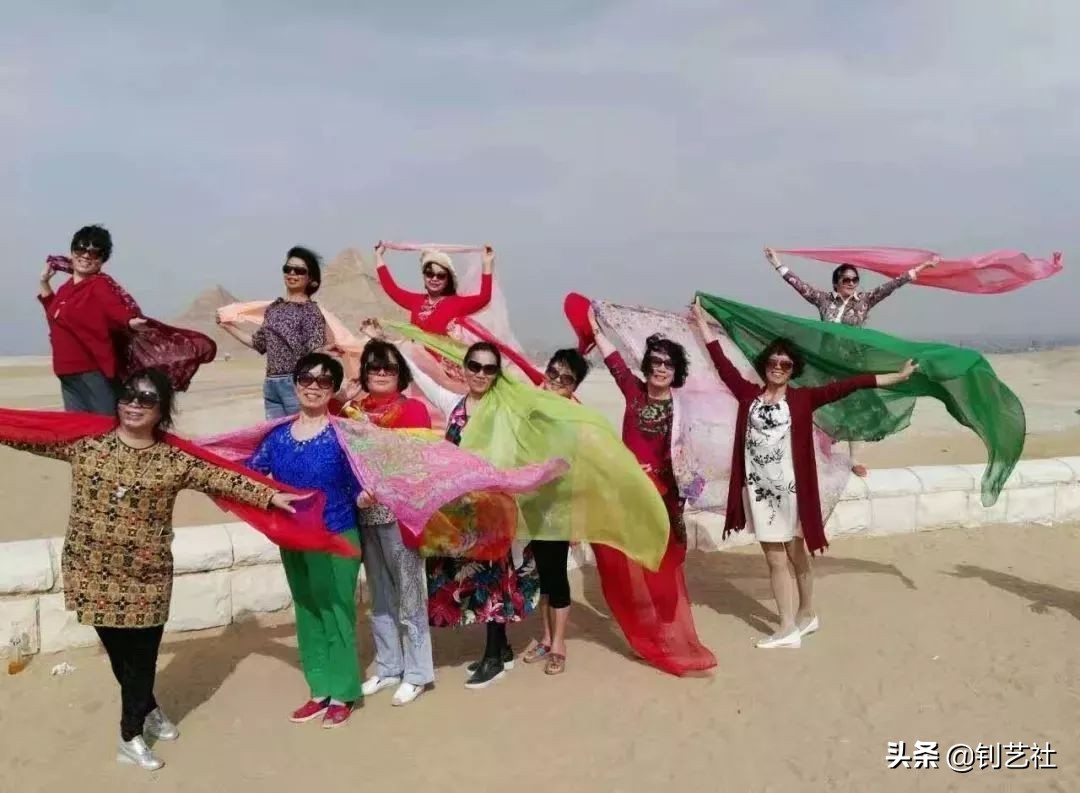 大妈旅游拍照姿势大全高级感,中国大妈旅游团拍照