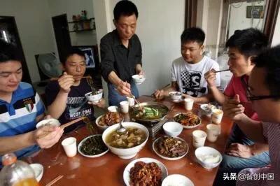 兄弟俩开个甏肉干饭餐厅天天火爆排队兄弟俩出国配方公布