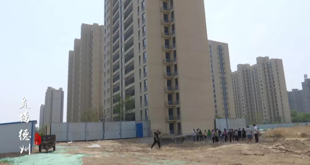 五米深坑作伴、整层钢筋外露！德州一楼盘任*交性**房，业主：太坑