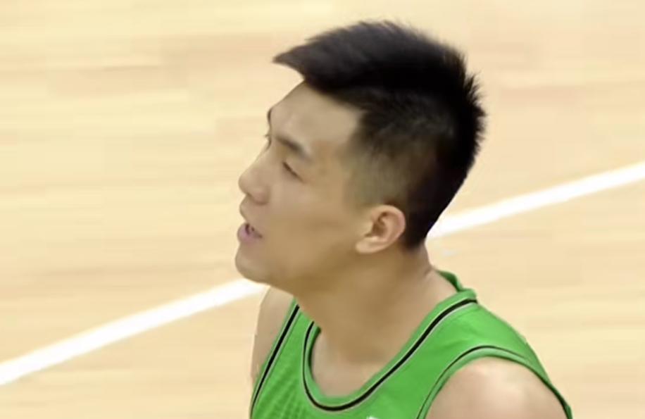 辽宁队杨鸣与郭艾伦讨论三分落地,郭艾伦22分逆转封神杨鸣