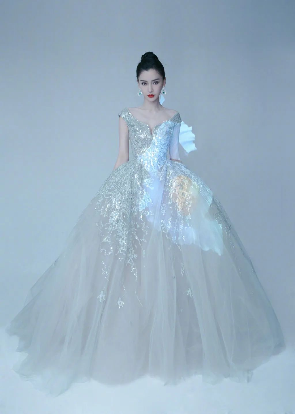 盛典集聚，明星身上百万级别的「高定礼服」，都有哪些“秘密”？