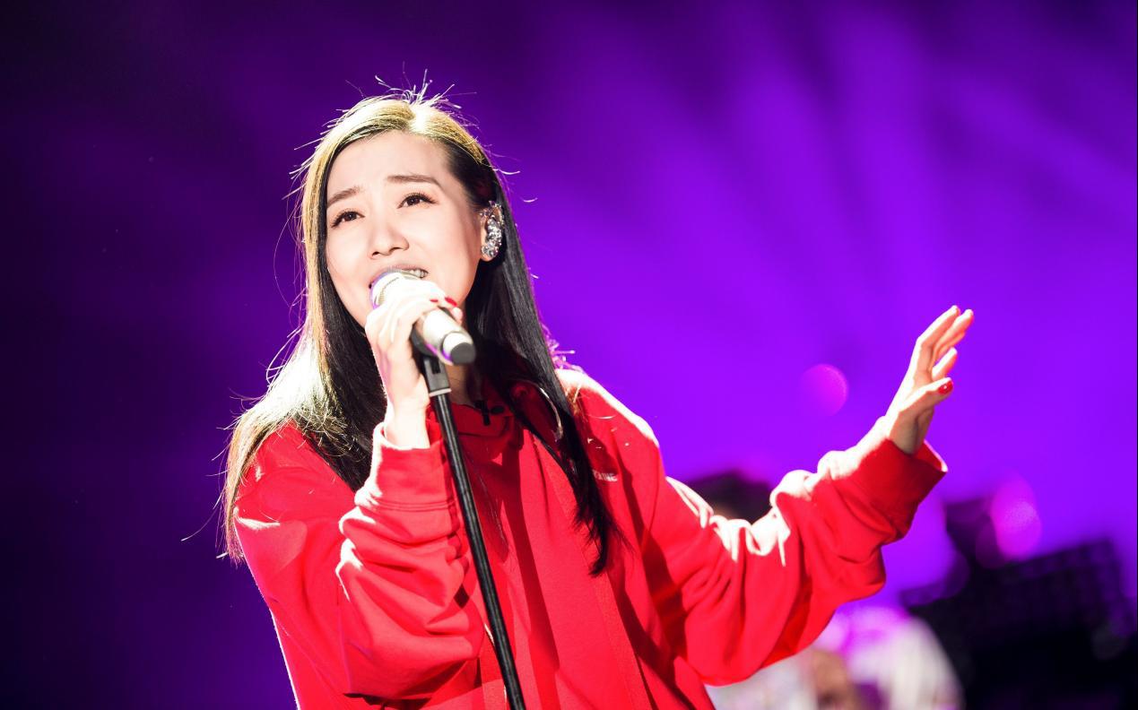 军旅歌手谭晶:32岁嫁41岁老公,37岁做妈妈,丈夫是科学家