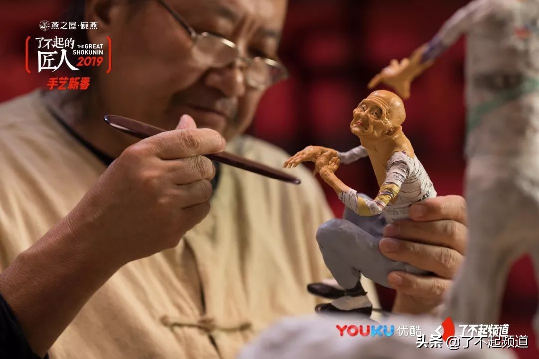 他从珠宝首饰到美容美发样样精通,只为做好一块蛋糕