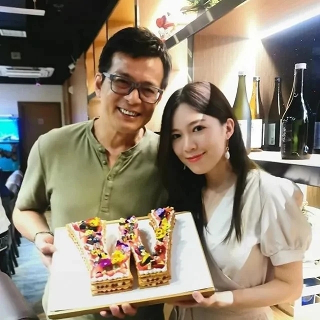 黄日华上天天向上谈女儿黄芷晴,黄日华生日与亡妻遗照合影