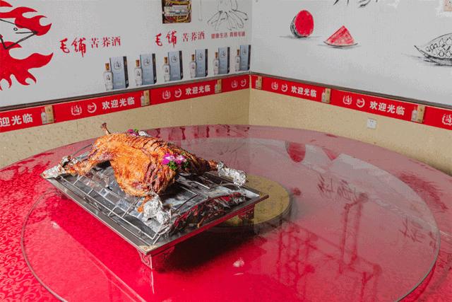 冬天必须来顿热气腾腾的烤全羊,好吃又好耍的烤全羊