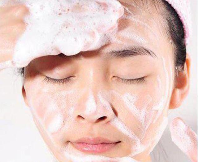 混油皮肤干燥起皮怎么补救,外油内干还起皮的皮肤怎么办