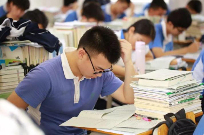 高三模拟考试不到300分怎么办,高三模拟考在二本线之间有希望吗