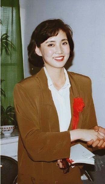 国民女神李修平：播音26年人美心善，57岁无儿无女留下遗憾
