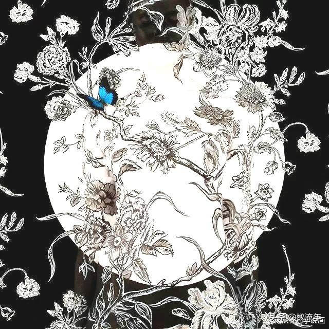 神奇的绘画:一边画一边让模特的身体一点点消失,画完模特不见了