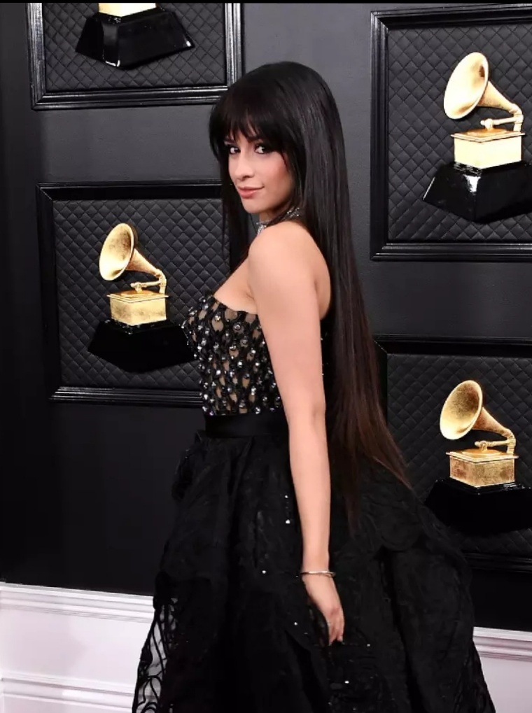 卡妹穿黑色抹胸裙亮相格莱美,化身暗黑萝莉,又美又酷