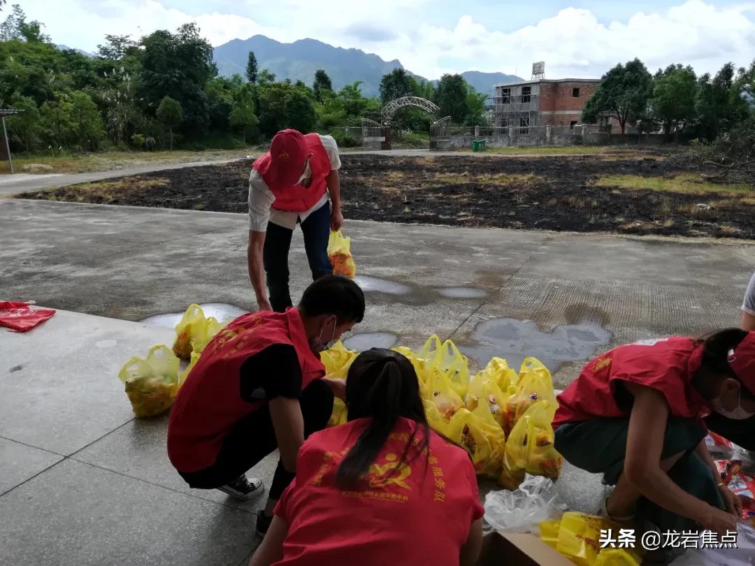 志愿者红马甲走进老人院,红马甲志愿者走访孤寡老人