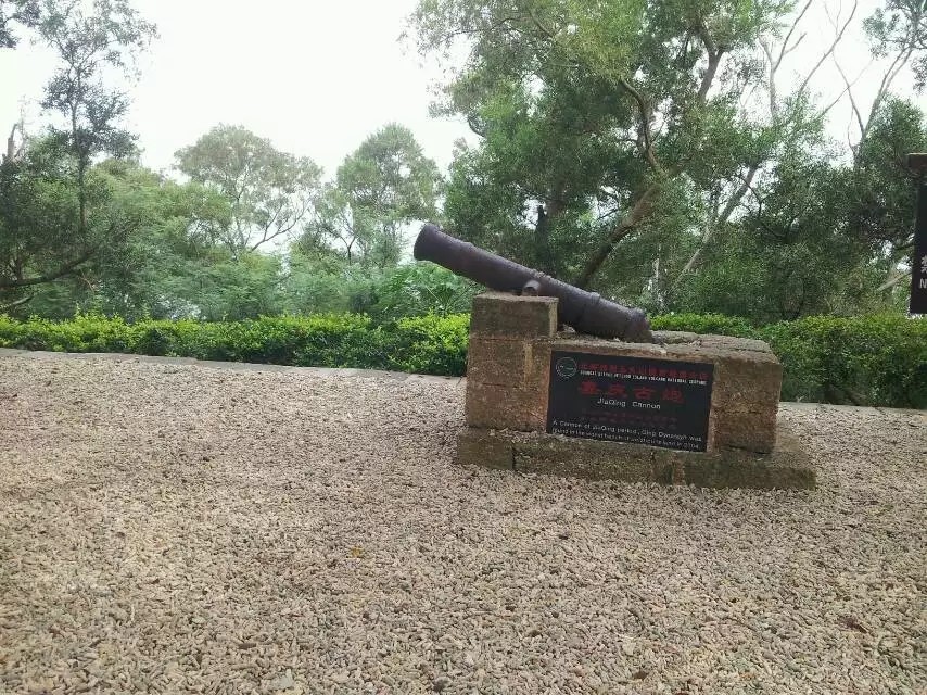带着孙女去海边,奶奶带着小孙女在北海涠洲岛玩