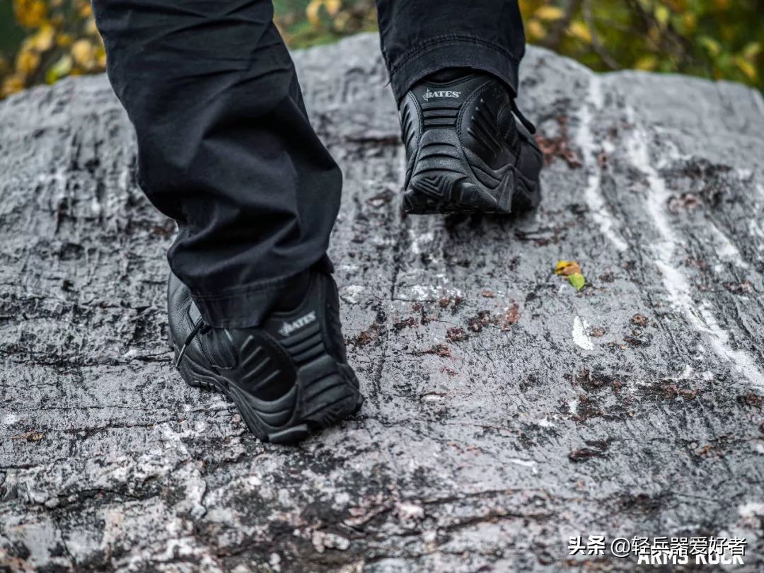 穿什么鞋更好的保护脚,军靴既能透气又能防水吗