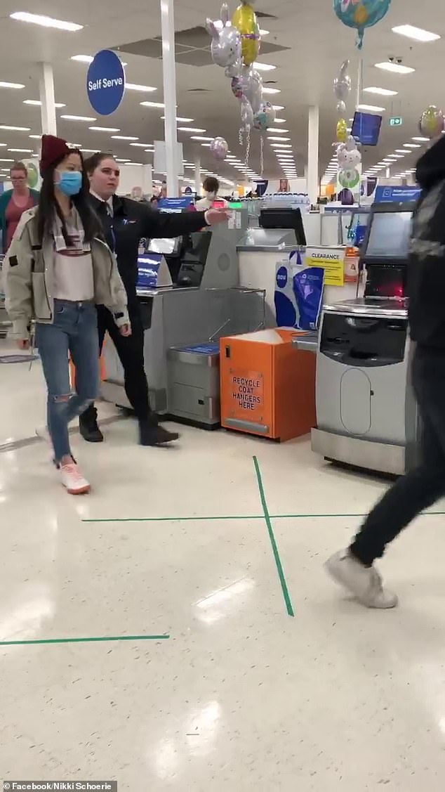 2名疑似中国人在澳一次买多罐奶粉遭当地人制止后，惨被赶出超市