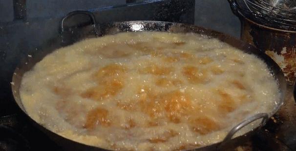 你愿意把夜晚交给谁？是舞台上的高跟鞋，还是大排长龙的宵夜摊