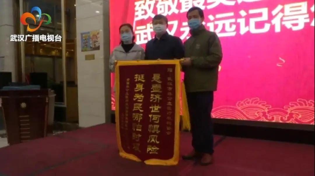 最高的礼遇最深的敬意,最高礼遇迎接英雄凯旋路人鸣笛