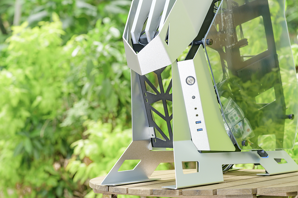 颜值与个性共舞，大水牛铁血战士异形机箱，越夜越有机