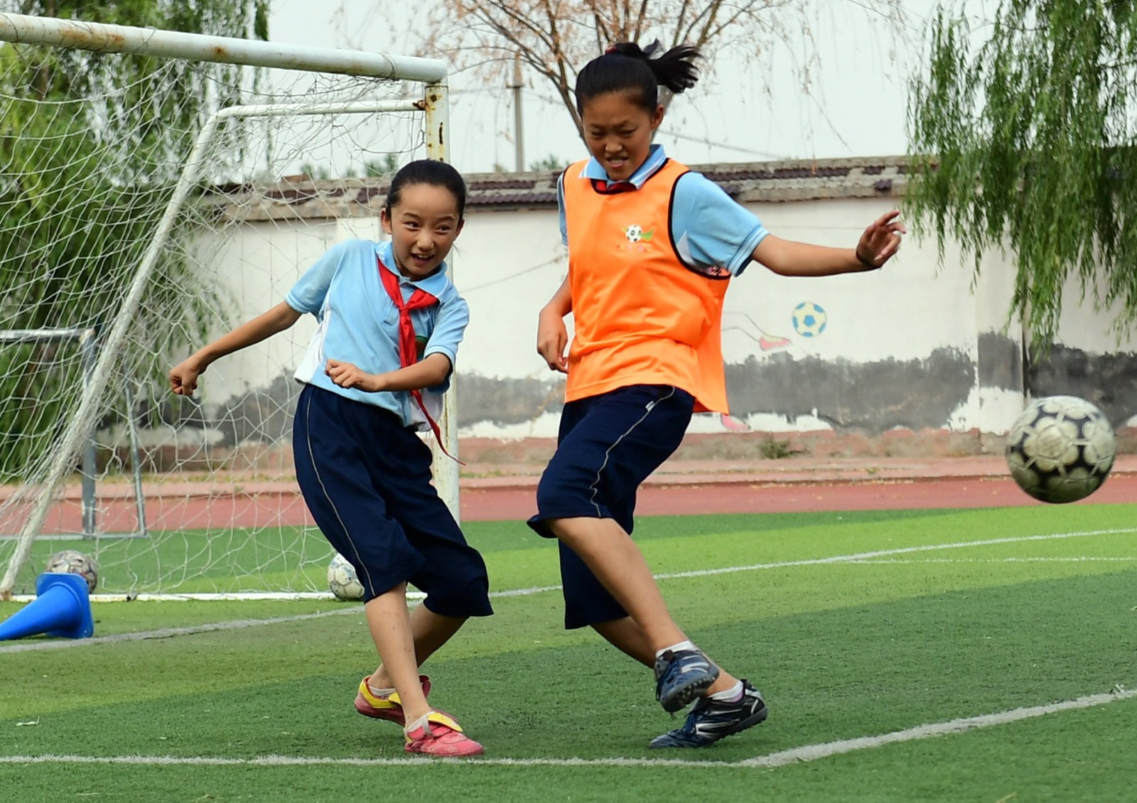 贵州13岁足球女孩梦想踢进国家队,济南11岁女孩