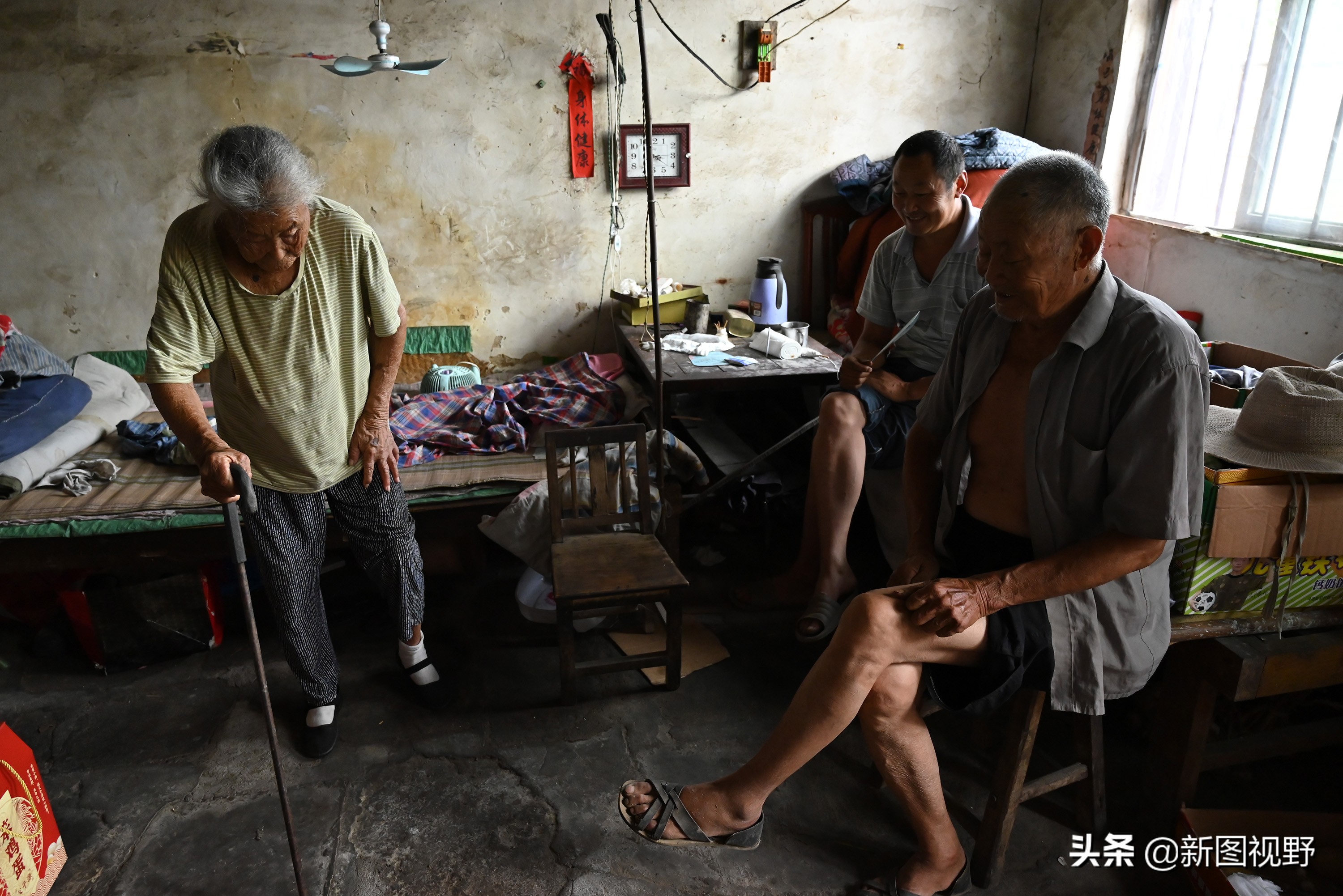 77岁儿子谈长寿经验，100岁母亲插话说出生活秘诀，极具人生智慧