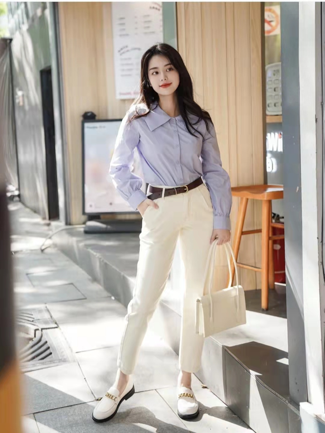 秋天白色裤子配什么颜色上衣好看