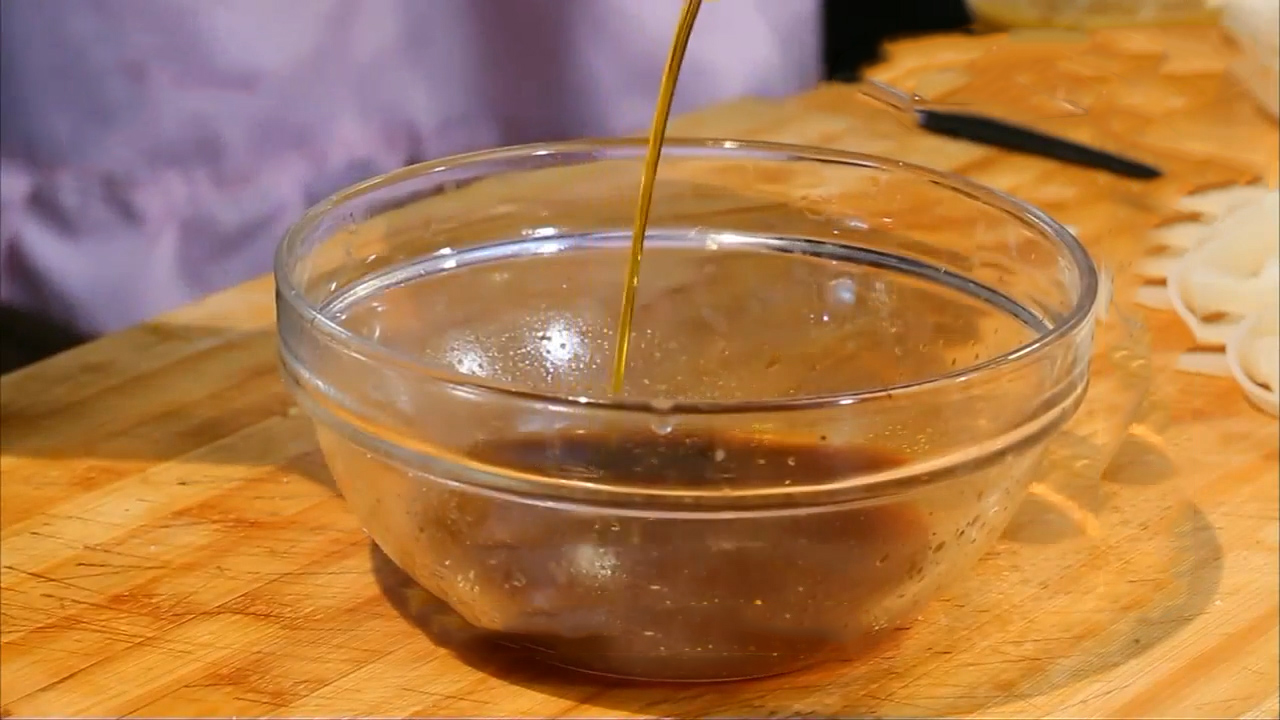 如何自制凉皮凉了也劲道,自制凉皮怎么做又滑又劲道