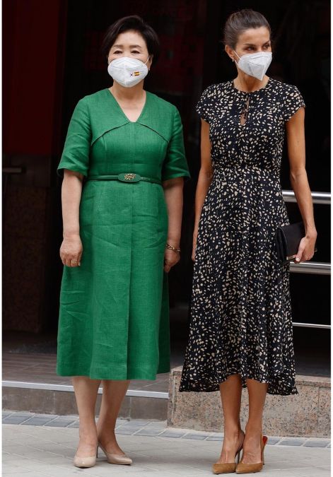 西班牙莱后不敌韩第一夫人，二穿旧裙老气突显，全靠高马尾撑精神