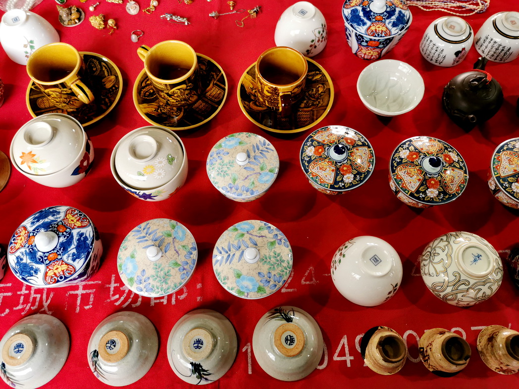 沈阳古玩地摊买日瓷杂货：东西好多，价格好诱人，这是怎么弄来的