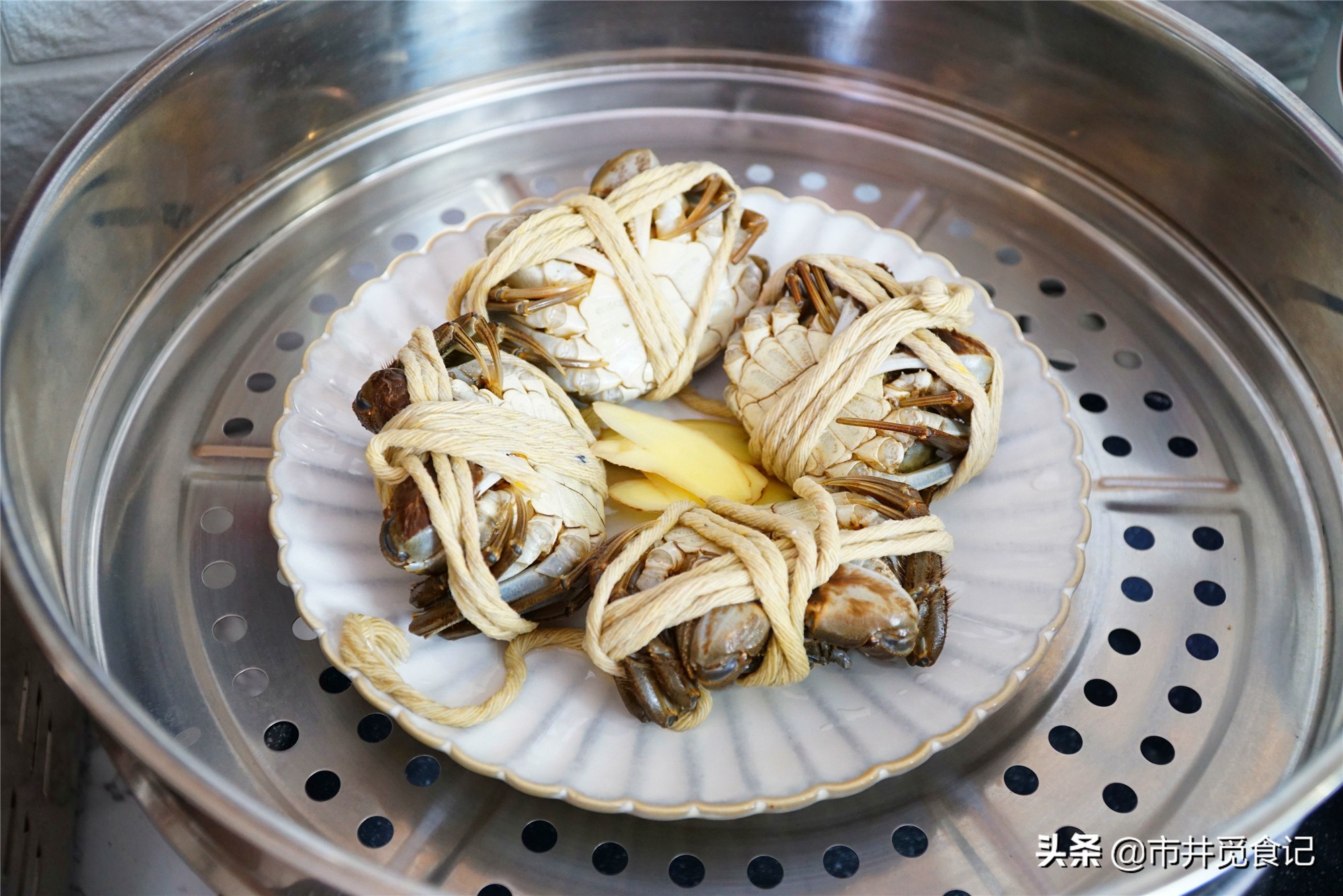 大闸蟹，上锅直接就蒸就错了，掌握3个诀窍，肉细腻，不流蟹黄