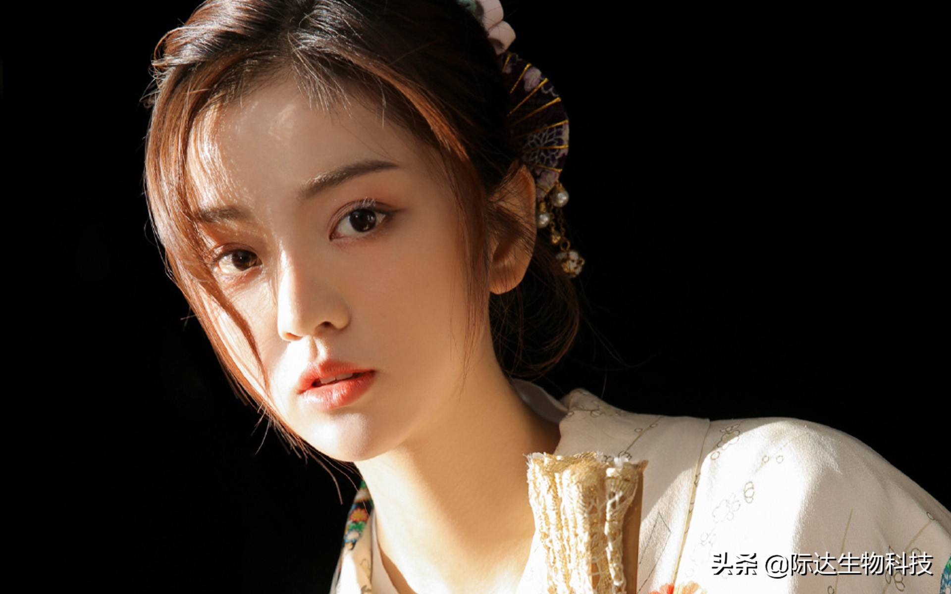 叮咚！你的眼部肌肤已欠费！再不护理，将影响正常使用…