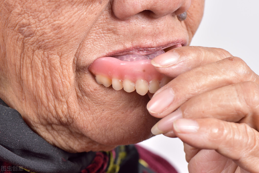 戴假牙后牙龈萎缩怎么办,戴活动假牙牙龈萎缩露牙根怎么办
