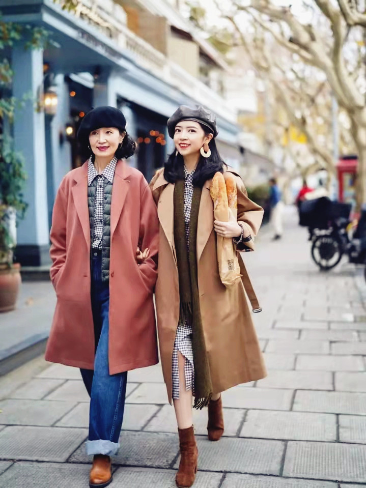 三木妈妈最新穿搭黑大衣,三木藏青色最新冬款大衣