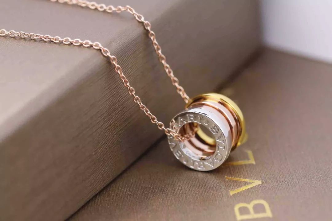 香港六福和周大福哪个好,周大福小蛮腰价格