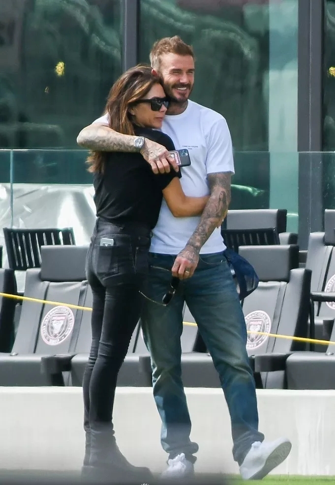 小贝夫妇太腻歪，老夫妻球场热吻比长子还甜，次子却只敢牵手女友