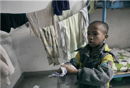 11年前,浙江农村奶奶收养了黑人小男孩巴比,如今怎么样了?