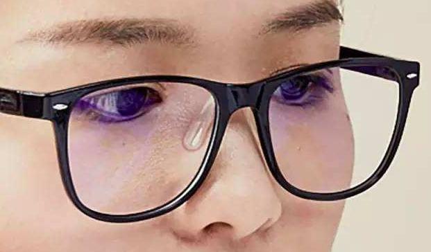 为什么戴眼镜的人有黑眼圈,戴眼镜鼻梁有小红坑