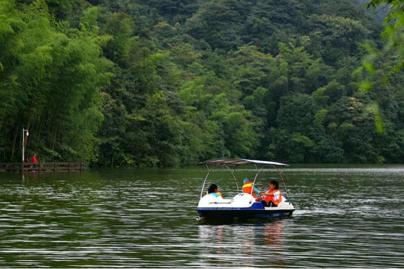 10元钱，住一晚四星级酒店，吃三顿自助餐，它不香吗？