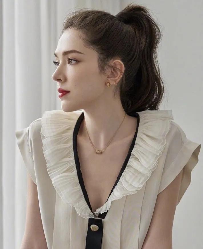 把白衬衫穿得好看的女人,好看的女性白衬衫