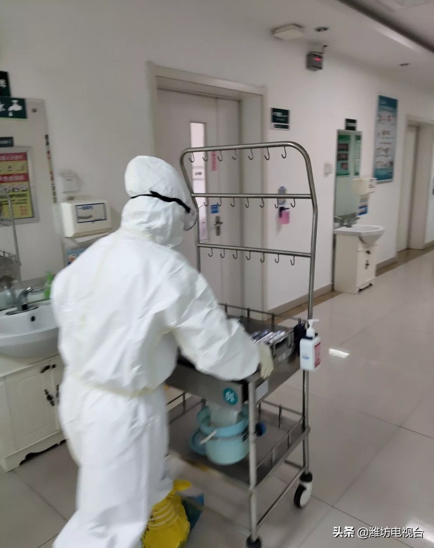 美小护正在为住院患者宣教,美小护抗疫宣教队