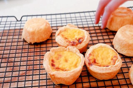 做蛋挞直接用蛋挞液还是自制的好,自制蛋挞液制作成娃喜欢的蛋挞