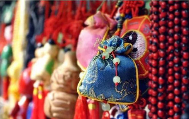 端午节的香囊可以戴在哪里,端午节香囊的方法