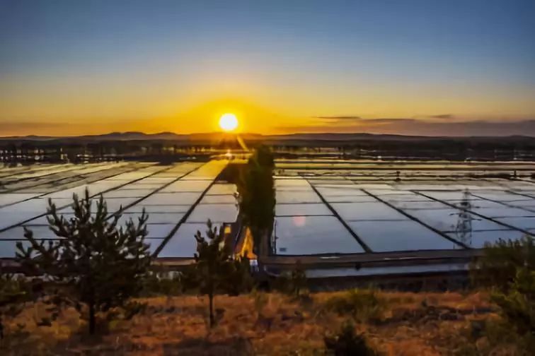 草原上的城市乌兰浩特,草原上升起不落的太阳夕阳正红