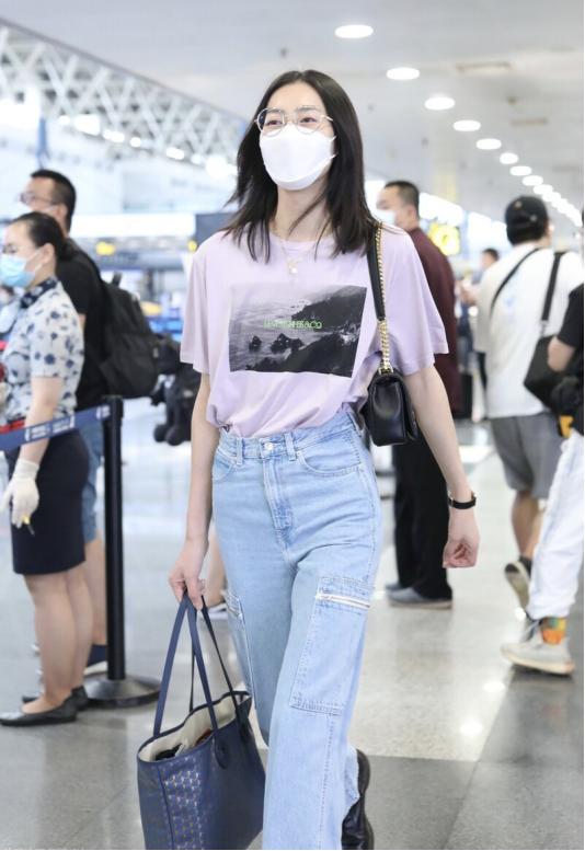 刘雯穿牛仔裤尽显大长腿，不愧是超模身材，腿也太长了