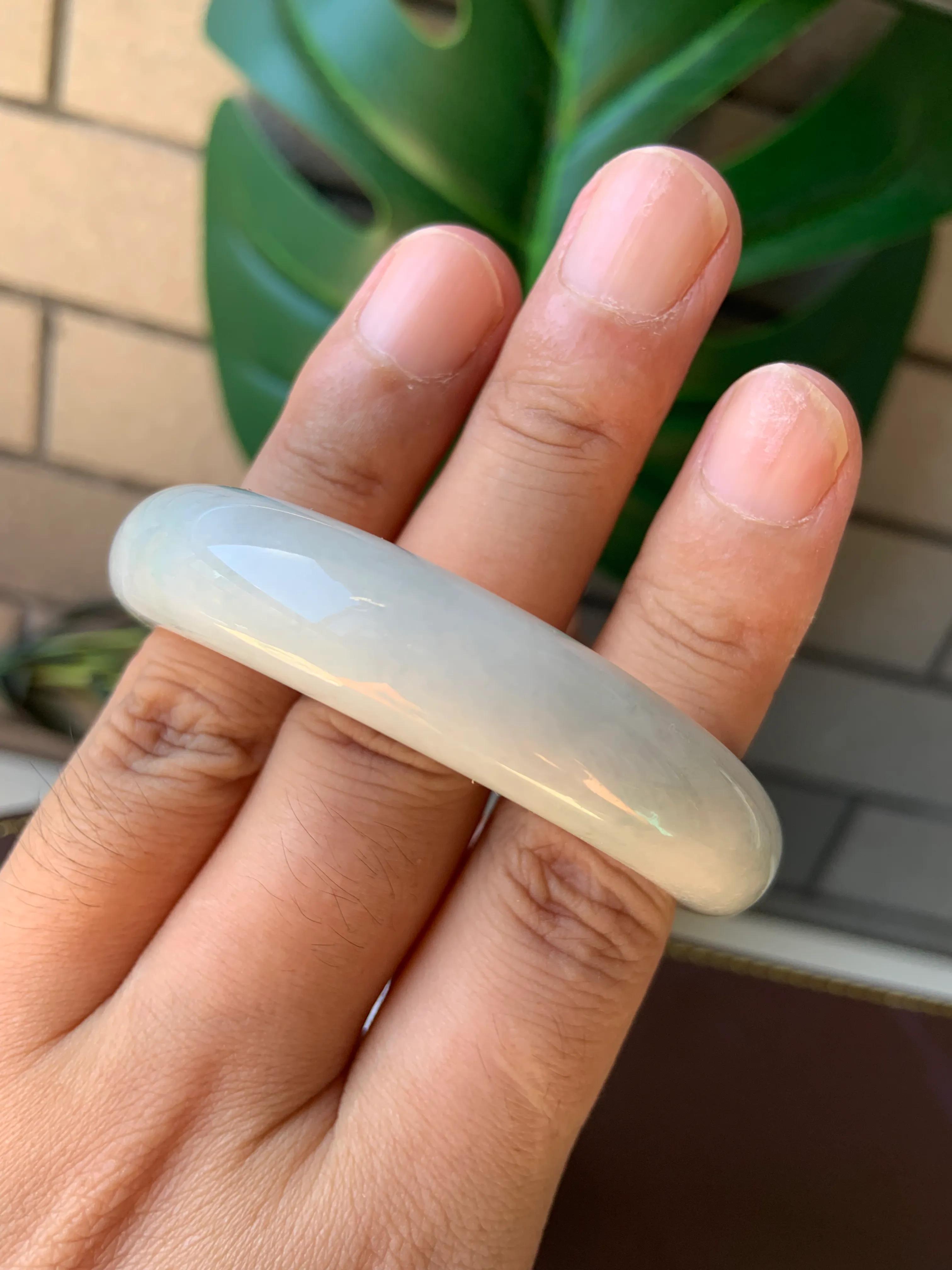 糯化种翡翠手镯有裂什么价格,糯化种戴黄翡手镯大概多少钱