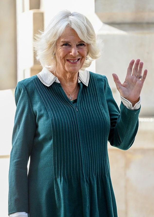 卡米拉“全副武装”做公益！巴宝莉风衣却皱巴巴，派头比凯特都足