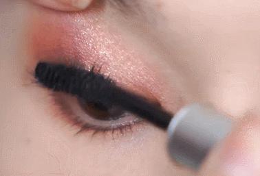 网红眼影盘ins眼影画法,红色眼影和橙色眼影搭配画法