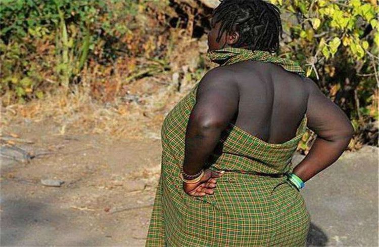 非洲最封闭部落，当地“大臀美女”，在这里要听男人的话！
